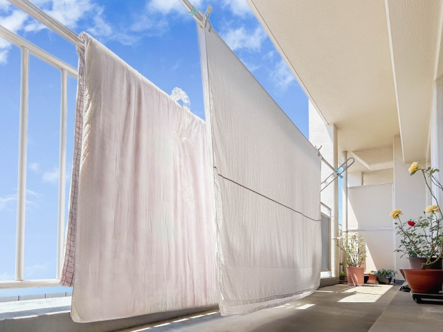 シーツの外干し