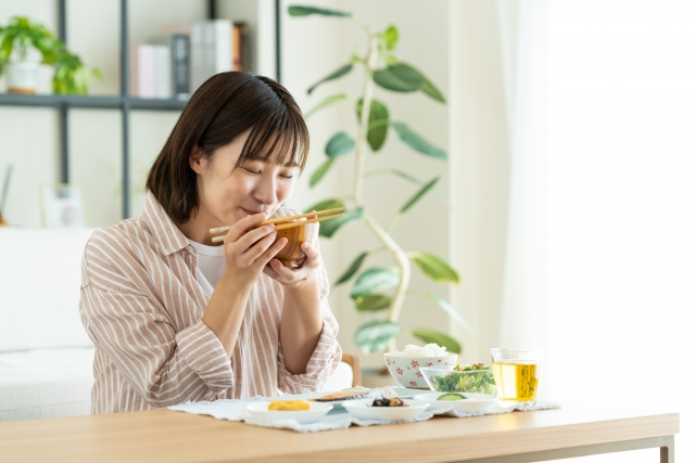 食事をする女性