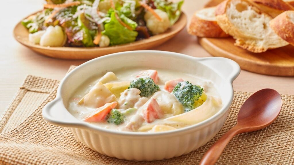 テーブルに並んだシチューなどの料理