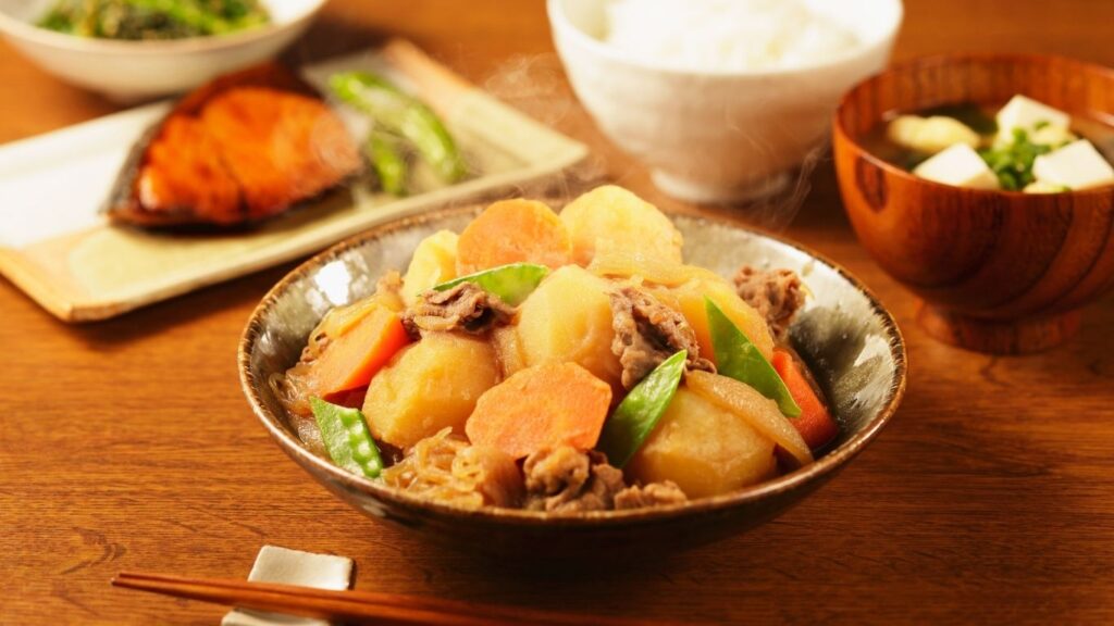 テーブルに並んだ料理