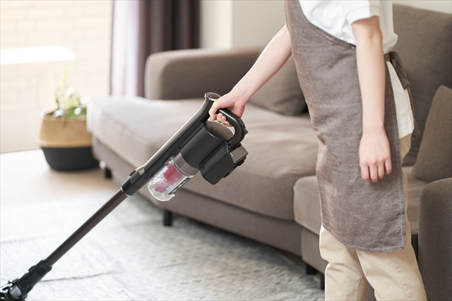 掃除機をかける女性