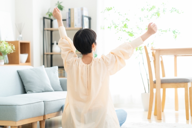 洗濯を終えて背伸びをする