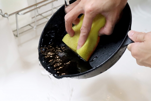 フライパンを洗う