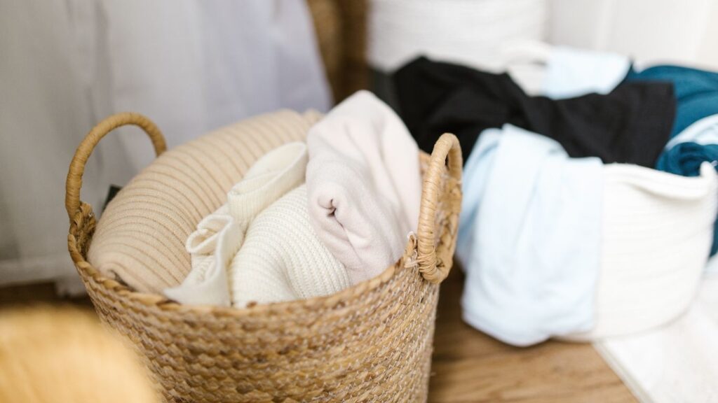 洗濯物カゴに入れる