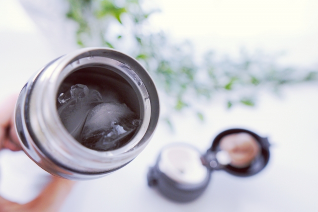 フタを開けた水筒