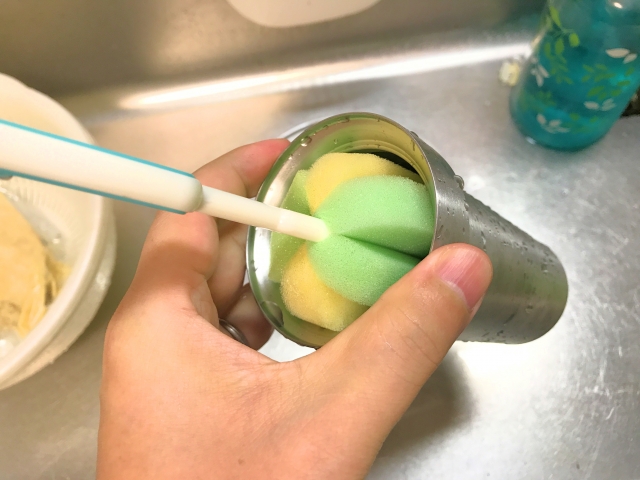 水筒をスポンジで洗う