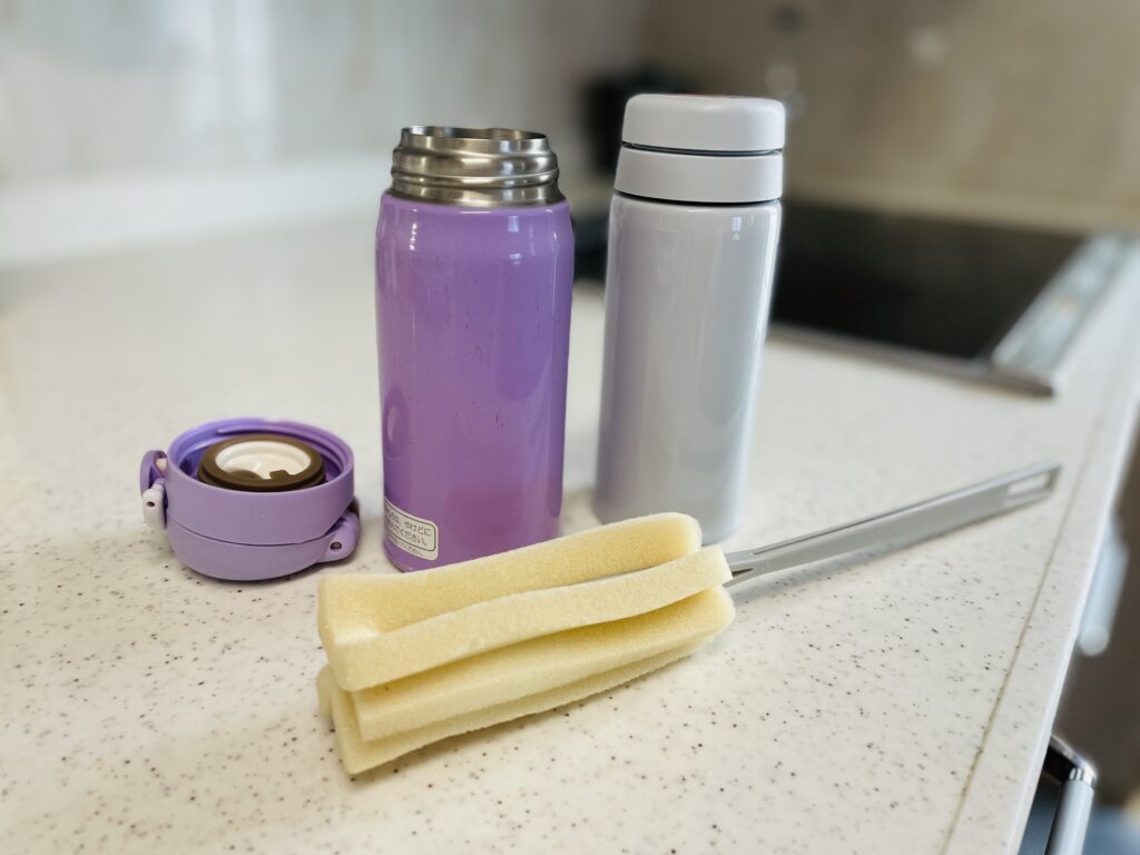 水筒と柄付きスポンジ