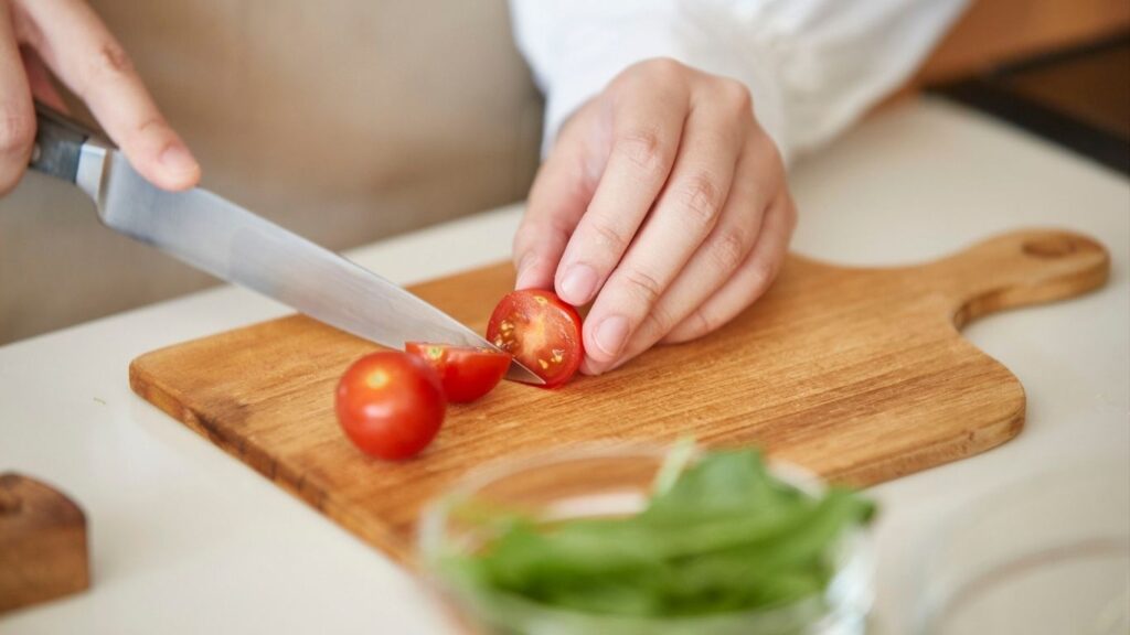 まな板で野菜を切る