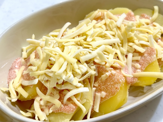 カットチーズカットを乗せた料理