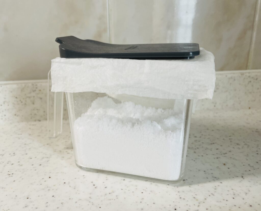 濡れたペーパーをかぶせた砂糖ケース