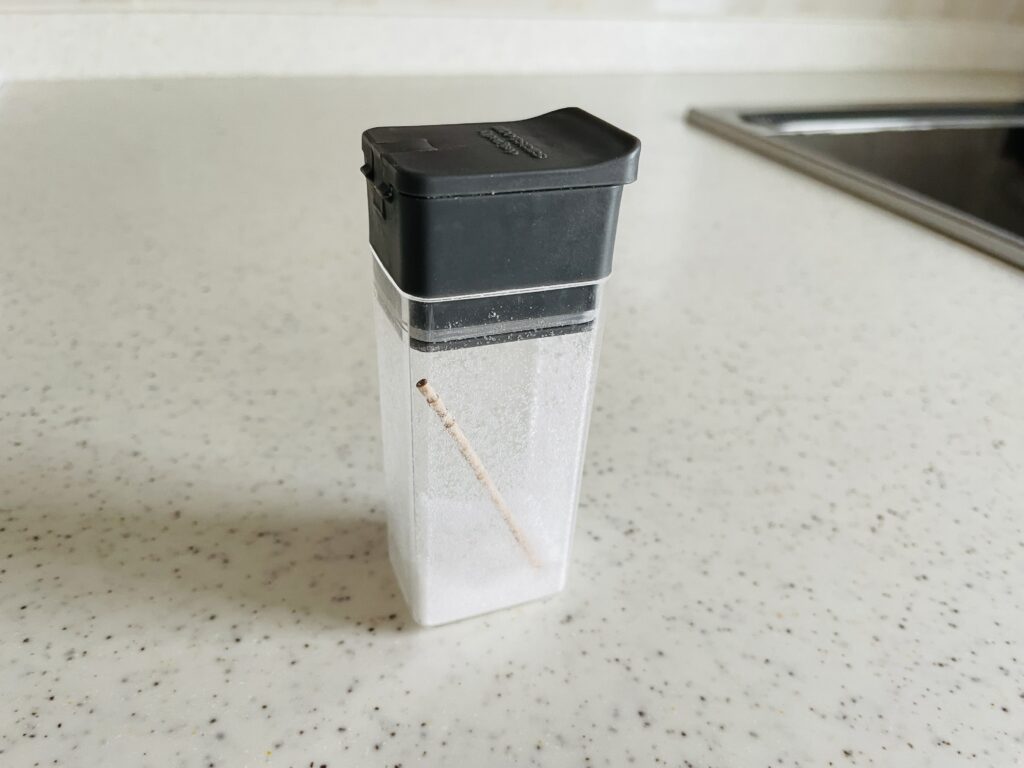 楊枝の入った塩ケース