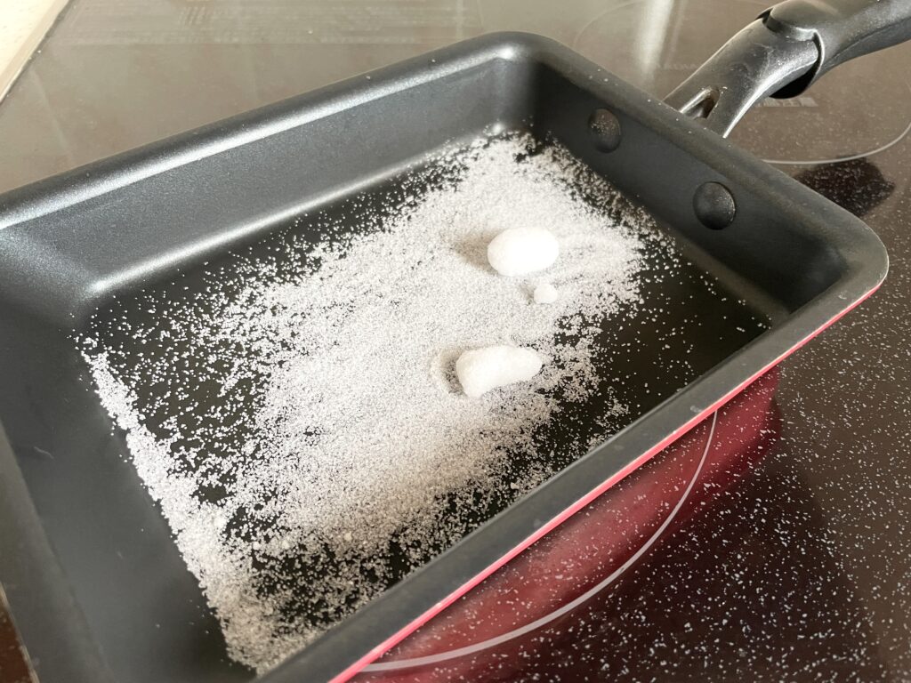 塩の入ったフライパン