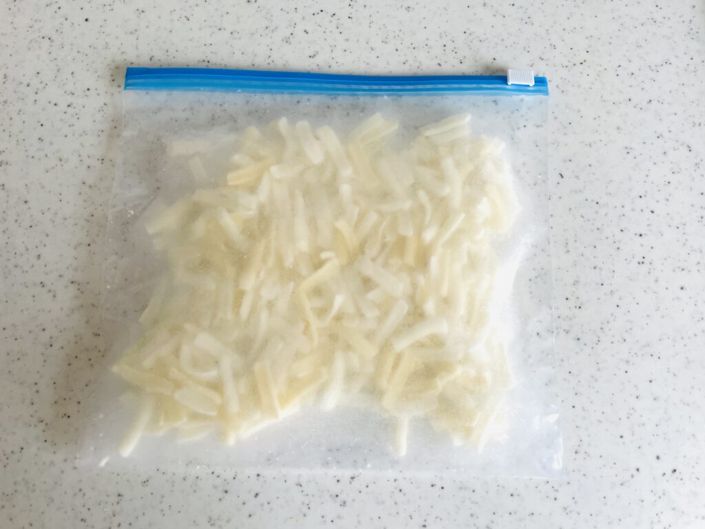 ジッパーに入れたカットチーズ
