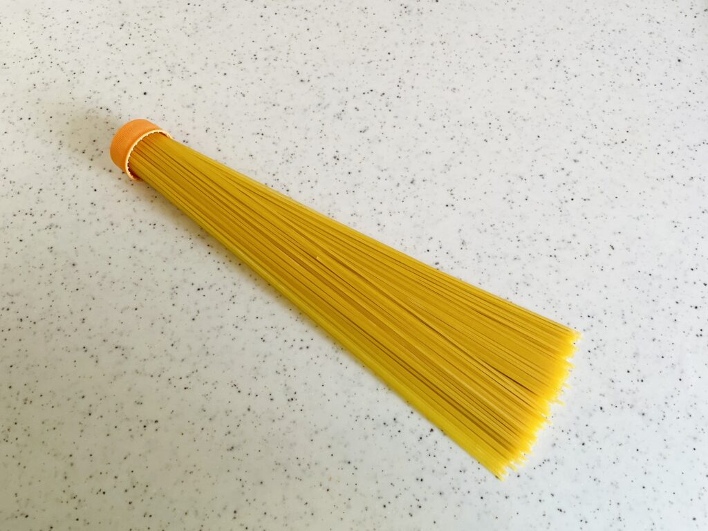 キャップにパスタを入れる