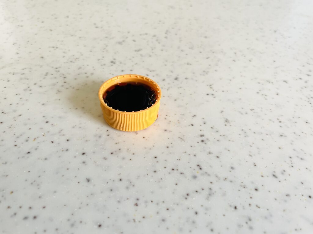 キャップに醤油を入れる