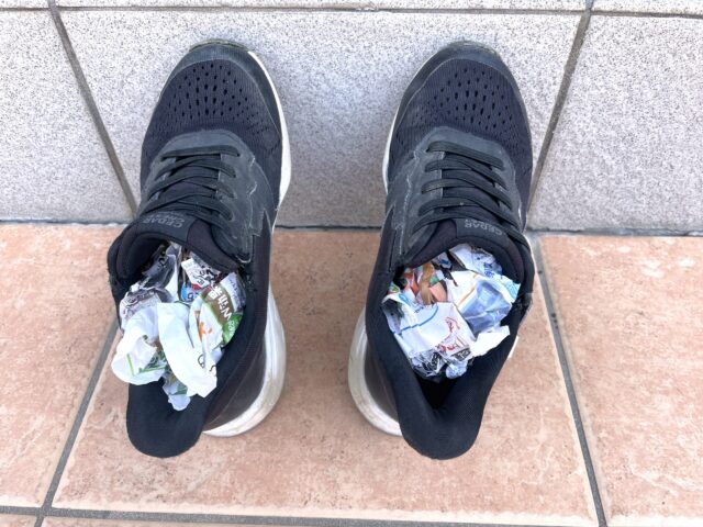 乾かすために広告チラシを詰めた靴