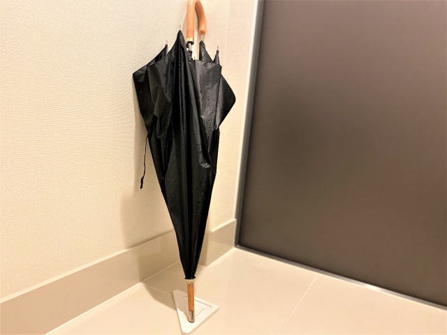 珪藻土プレートに置いた傘