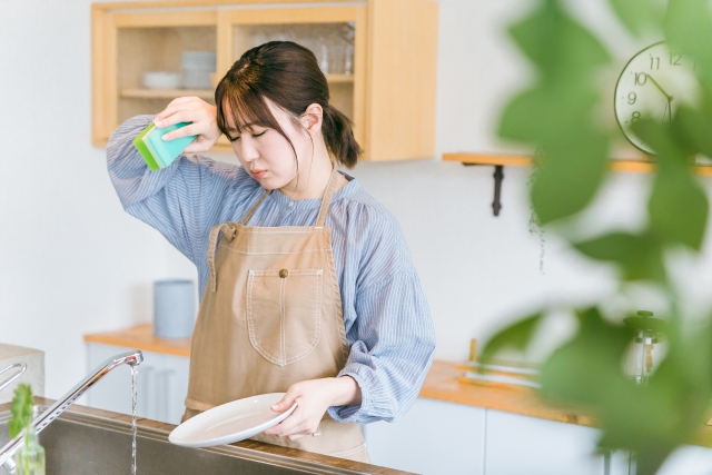 洗い物_女性が洗う_大変_キッチン